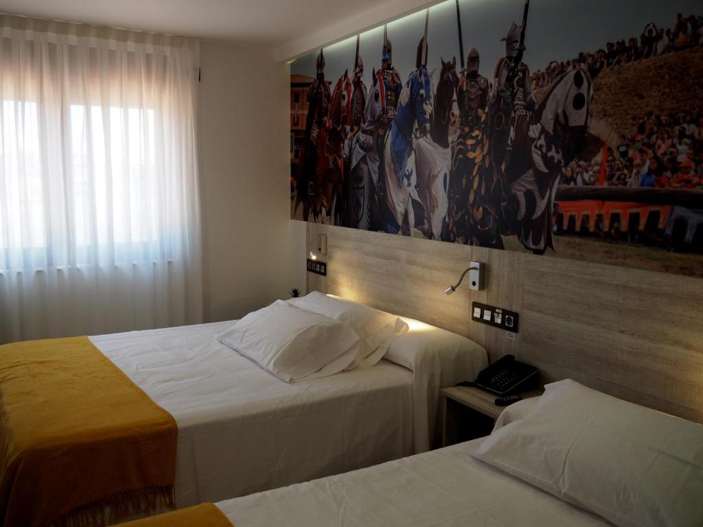 Postel nebo postele na pokoji v ubytování Hostal Don Suero de Quiñones