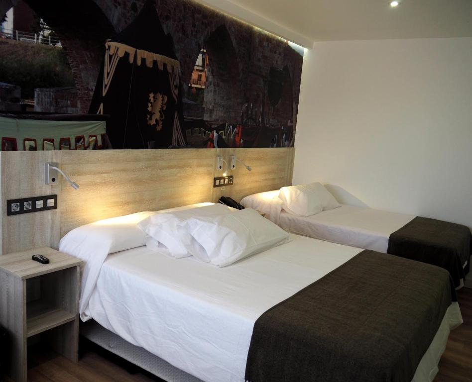 Postel nebo postele na pokoji v ubytování Hostal Don Suero de Quiñones