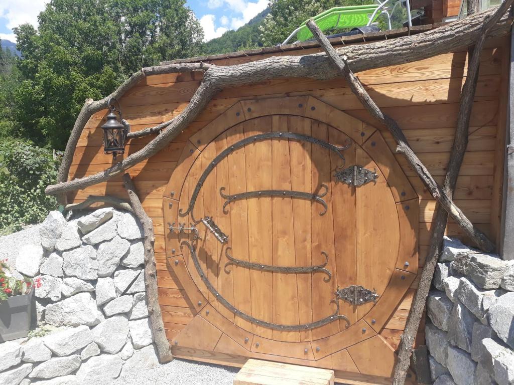 eine große Holztür in einer Steinmauer in der Unterkunft L'Entre 2 Cols in Saint-Martin-sur-le-Chambre