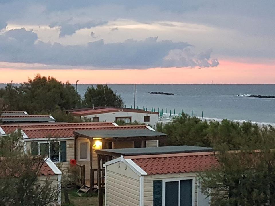 コマッキオにあるCamping Ancoraの海を背景とした家屋群