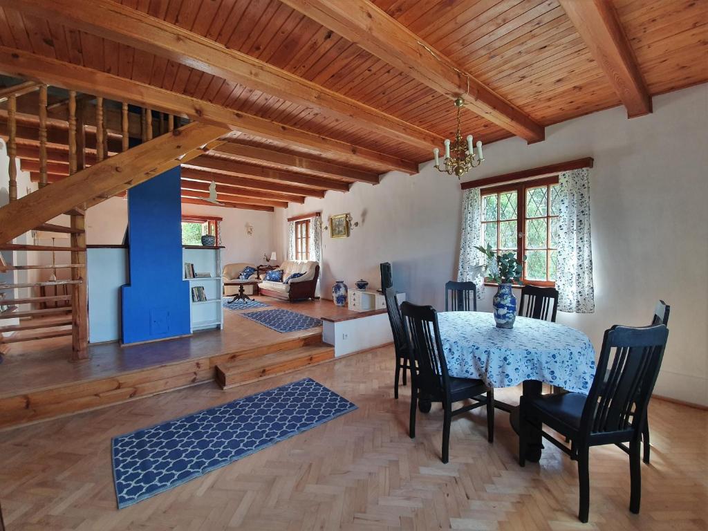 uma sala de jantar com mesa e cadeiras em Villa Ardea em Konarzyny