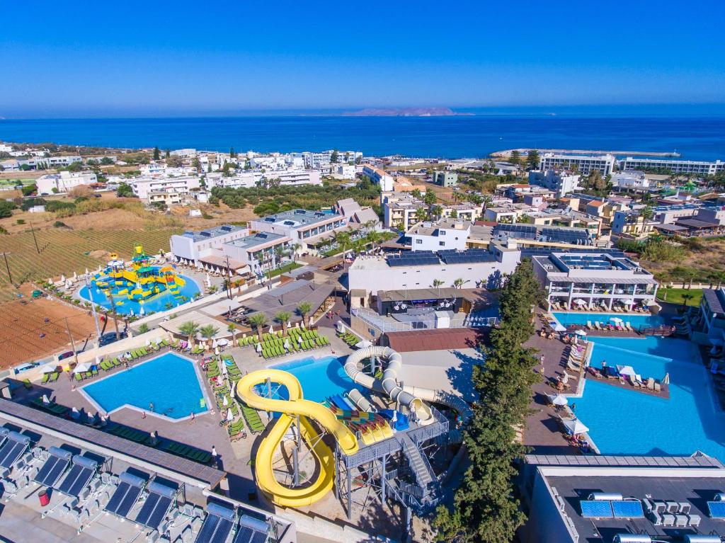 eine Luftansicht eines Resorts mit einem Wasserpark in der Unterkunft Gouves Waterpark Holiday Resort in Gouves