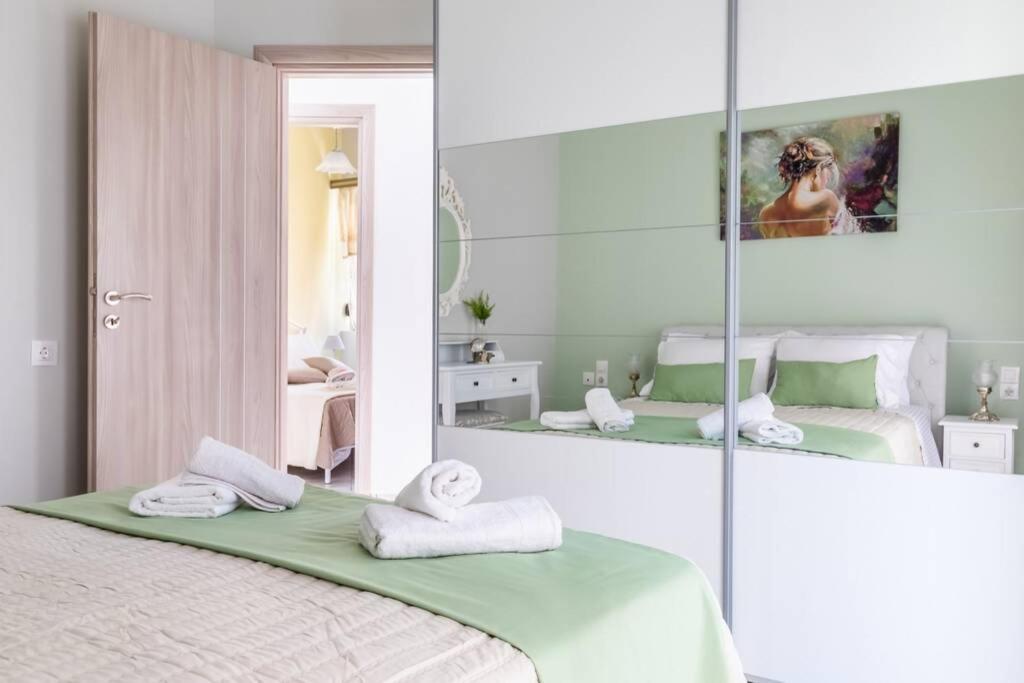 Posteľ alebo postele v izbe v ubytovaní Meandros Apartment with Garden View