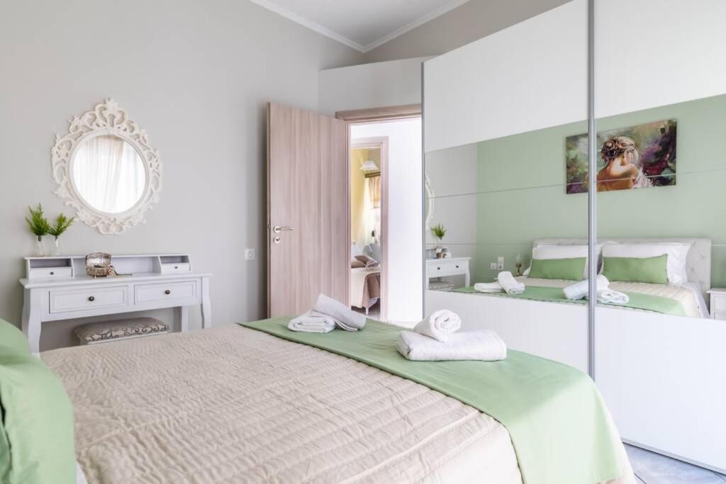 Posteľ alebo postele v izbe v ubytovaní Meandros Apartment with Garden View