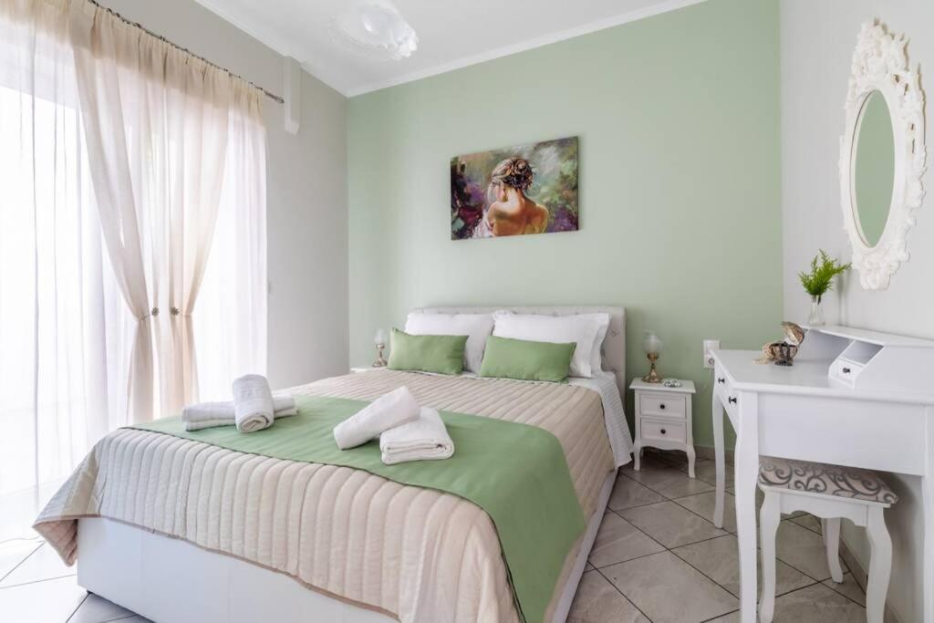 Posteľ alebo postele v izbe v ubytovaní Meandros Apartment with Garden View