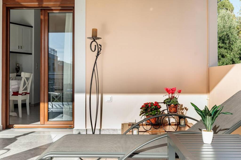 Balkón alebo terasa v ubytovaní Meandros Apartment with Garden View