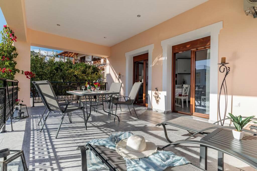 Posedenie v ubytovaní Meandros Apartment with Garden View