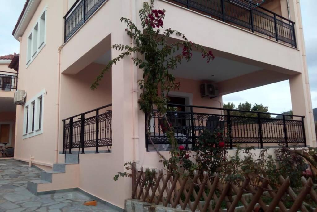 Balkón alebo terasa v ubytovaní Meandros Apartment with Garden View