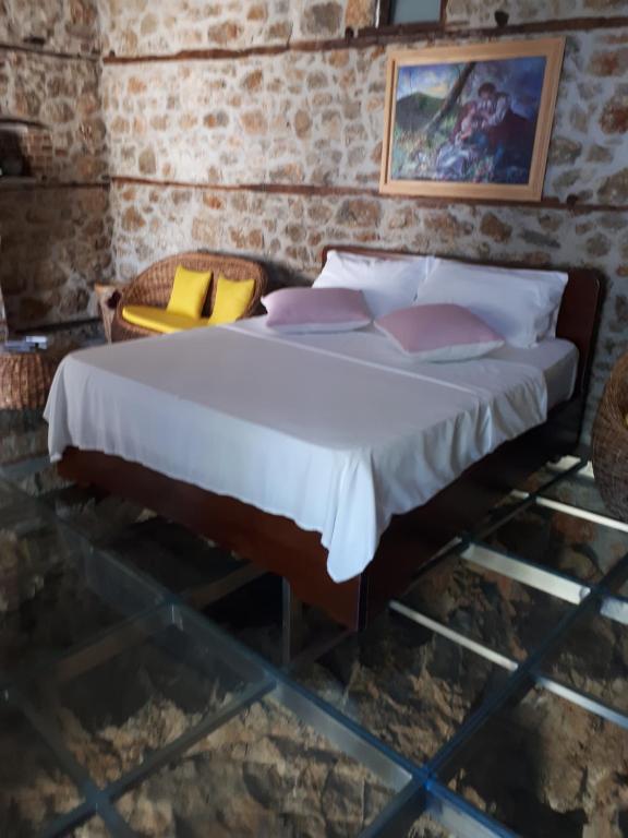 Postel nebo postele na pokoji v ubytování Nuci's Home glass floor
