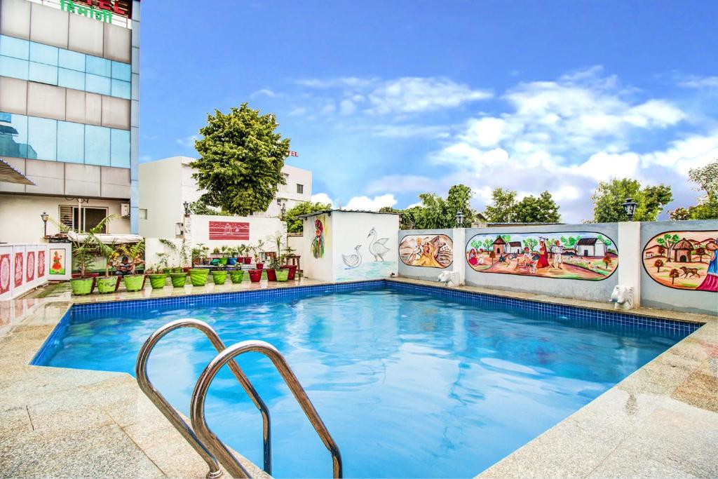 Bazén v ubytování FabHotel Himanshi nebo v jeho okolí