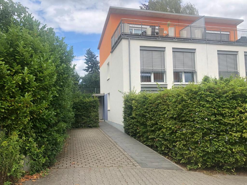 a white building with a balcony on top of it at Familienfreundliches Ferienhaus Bahnstr 30C in Mainz