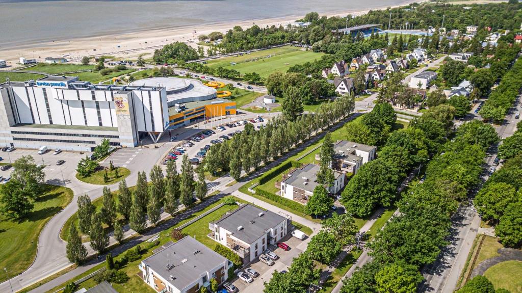 eine Luftansicht eines Gebäudes neben einem Strand in der Unterkunft Pärnu Ranna Residents in Pärnu