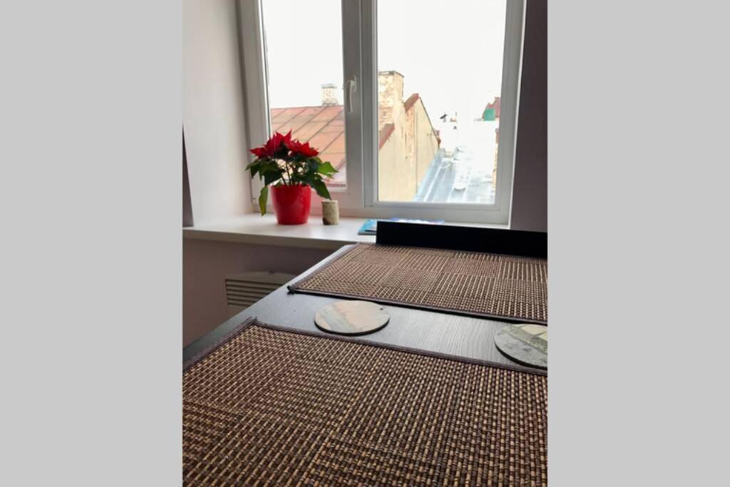 - une chambre avec 2 tapis au sol et une fenêtre dans l'établissement Cozy flat in Latvian style, à Riga