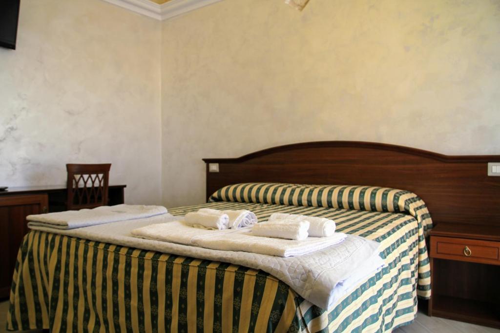 Postel nebo postele na pokoji v ubytování Rooms Dimora Arco - Affitti Brevi Italia