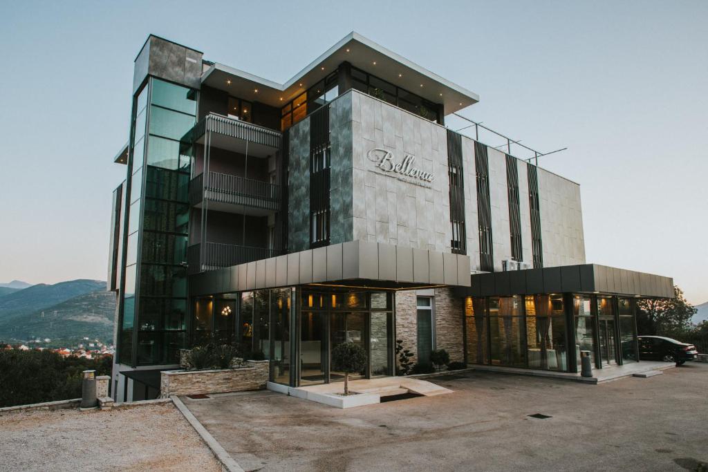 un bâtiment avec un panneau sur son côté dans l'établissement Hotel Bellevue, à Trebinje