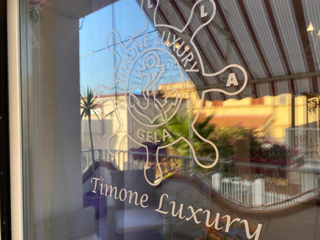 a window with a sign that reads a greenimagine asylum at Timone Luxury in Gela