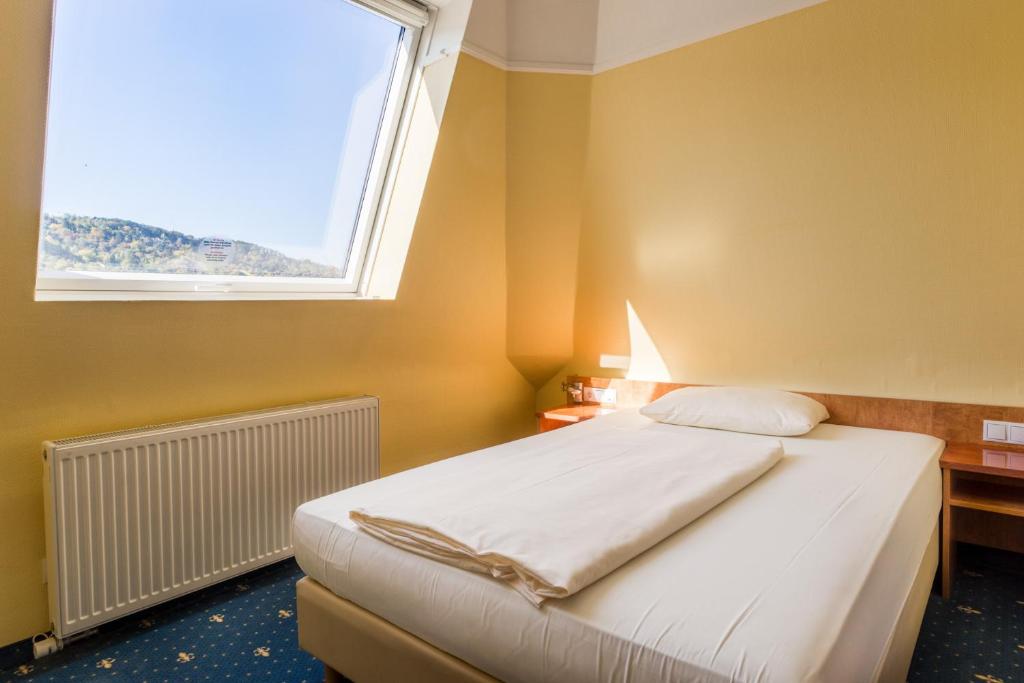 Postel nebo postele na pokoji v ubytování Aparthotel Astro - Nichtraucherhotel