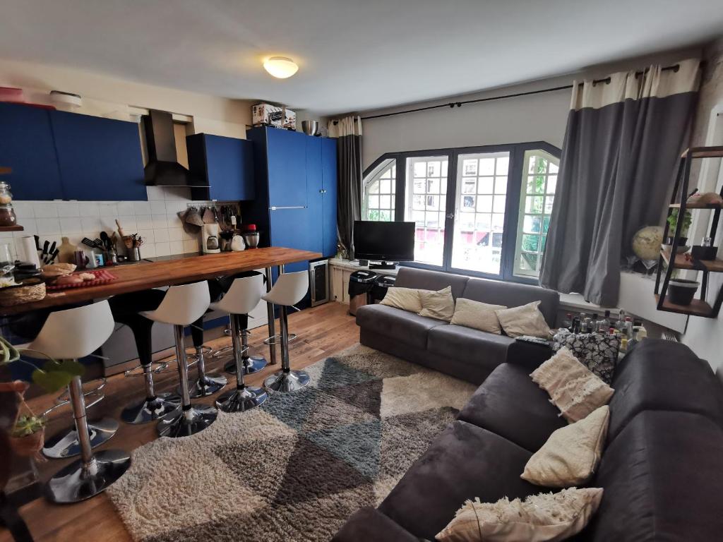 sala de estar con sofá y mesa en Central & nice ! 3 bedrooms, 2 bathrooms, en París