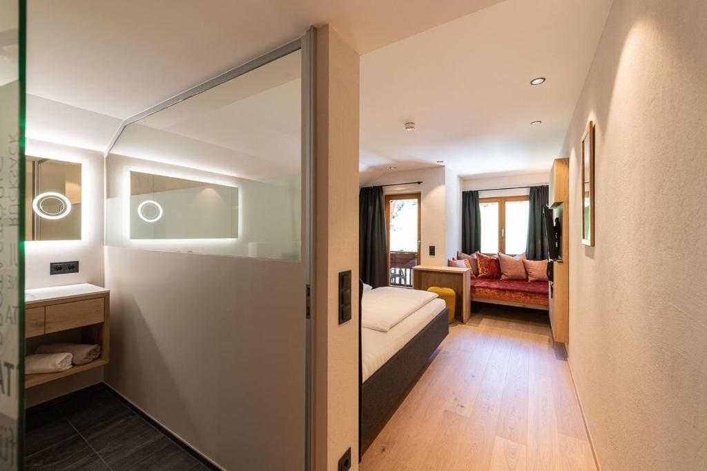 Postel nebo postele na pokoji v ubytování Hotel Bradabella - Montafon