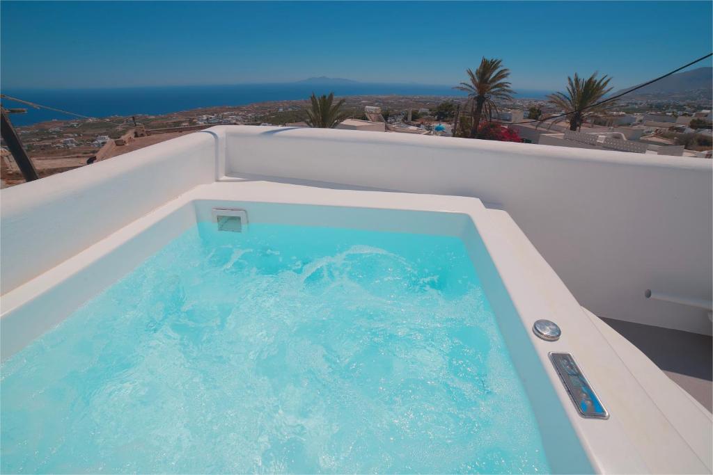 Swimming pool sa o malapit sa Eternity Suites Santorini