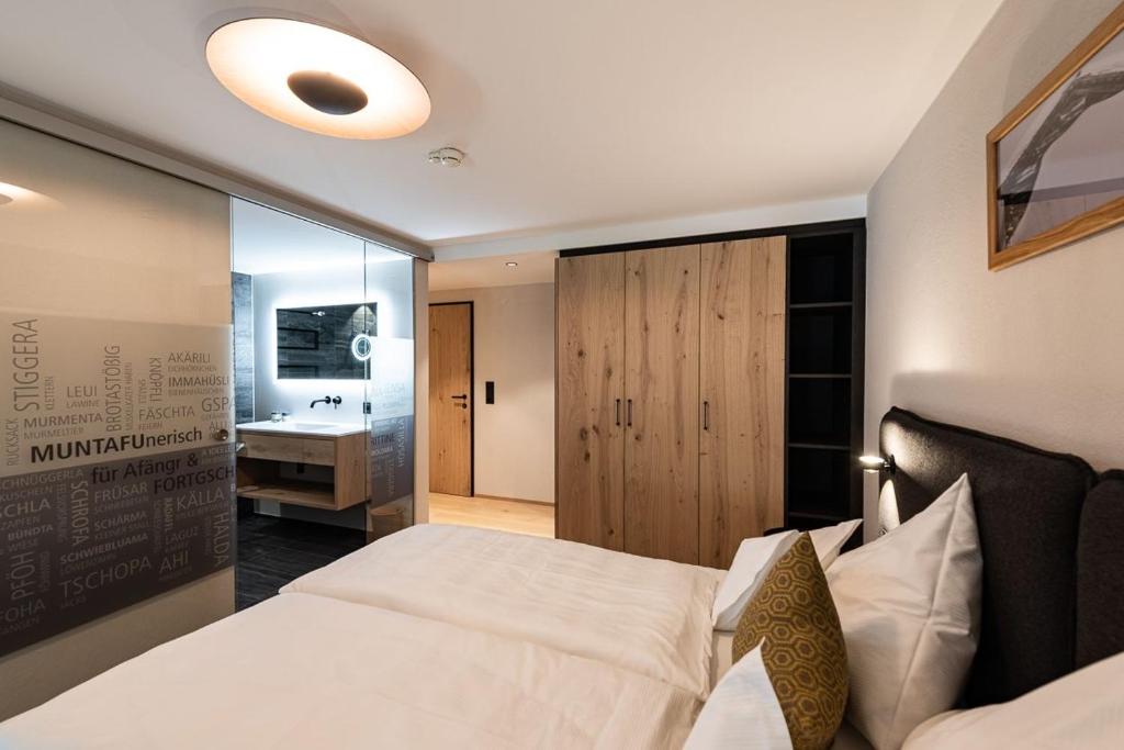 Postel nebo postele na pokoji v ubytování Hotel Bradabella - Montafon