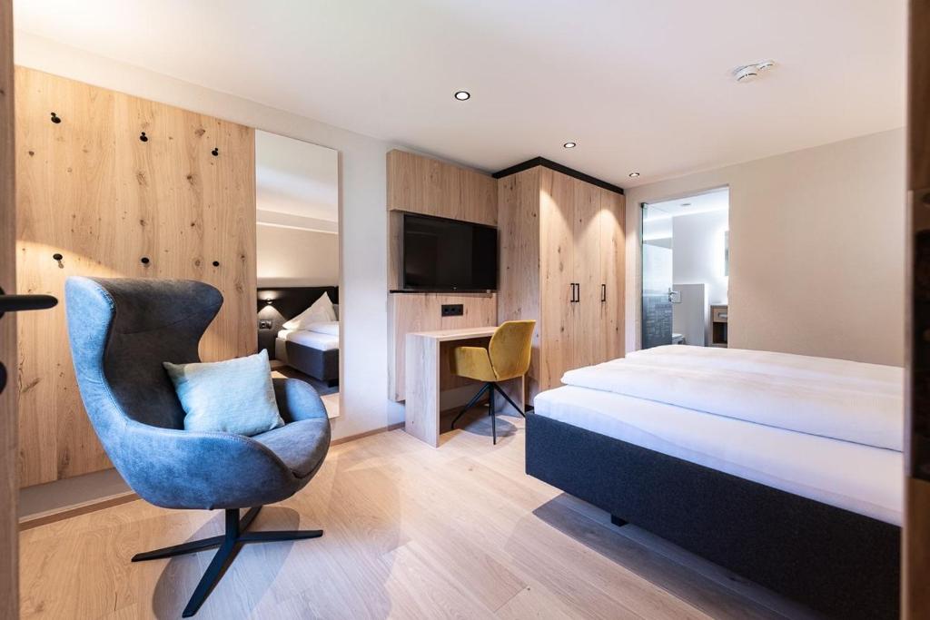 Postel nebo postele na pokoji v ubytování Hotel Bradabella - Montafon