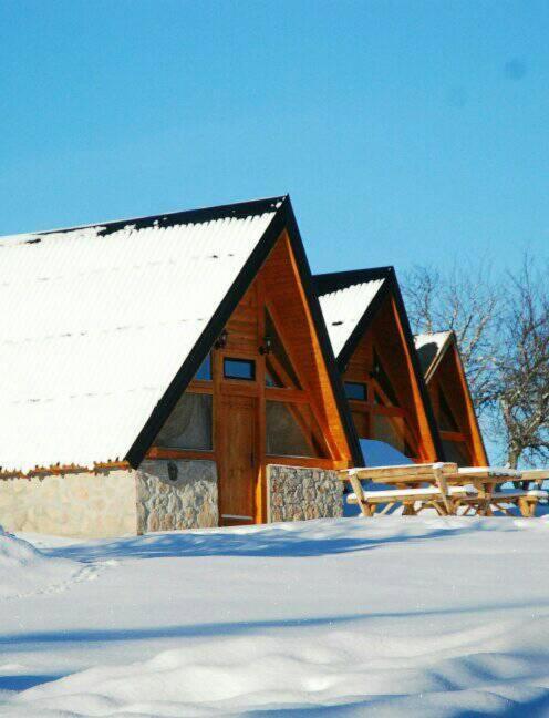 Mountain bungalows and a Hobbit House - Jazavčije Rupe v zimě