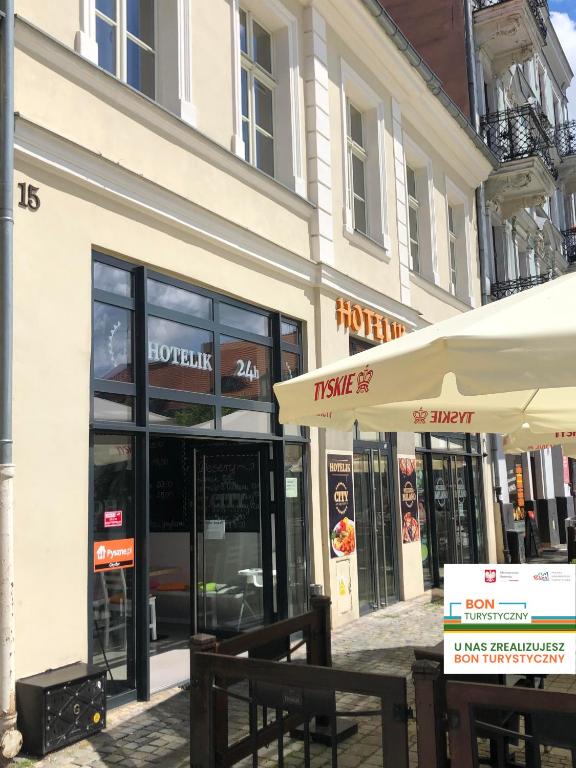 eine Ladenfront an einem Gebäude in einer Straße in der Unterkunft Hotel City in Gniezno