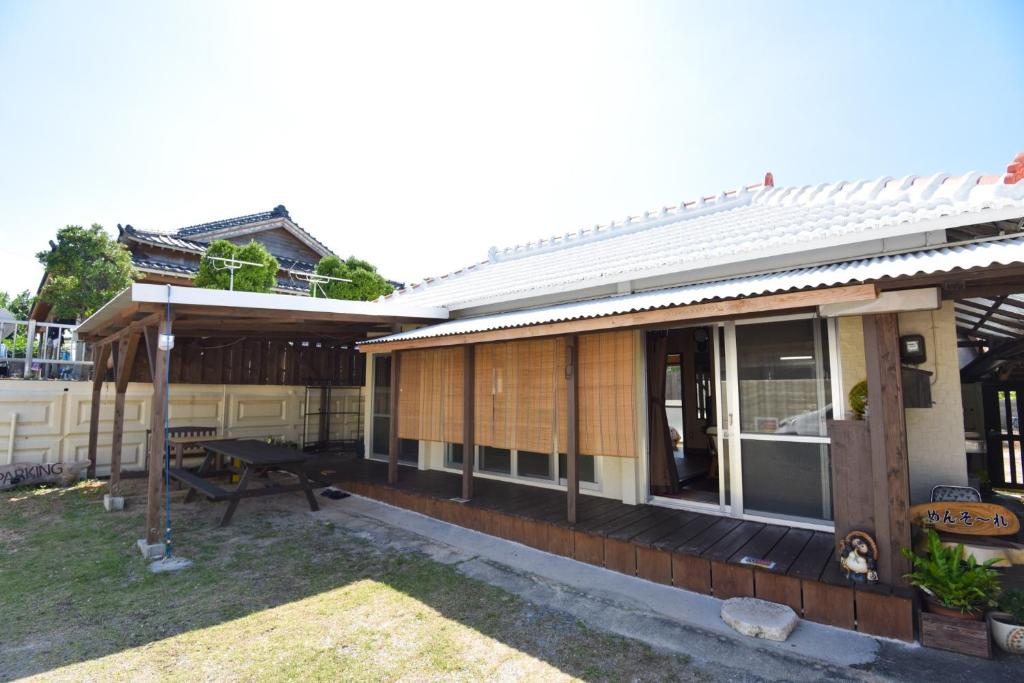 una casa con porche y mesa de picnic al aire libre en Nago - House - Vacation STAY 88505 en Nago