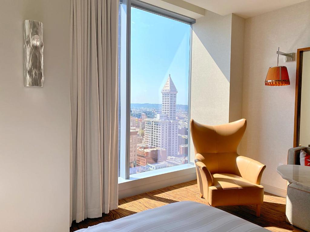 Postel nebo postele na pokoji v ubytování Lotte Hotel Seattle