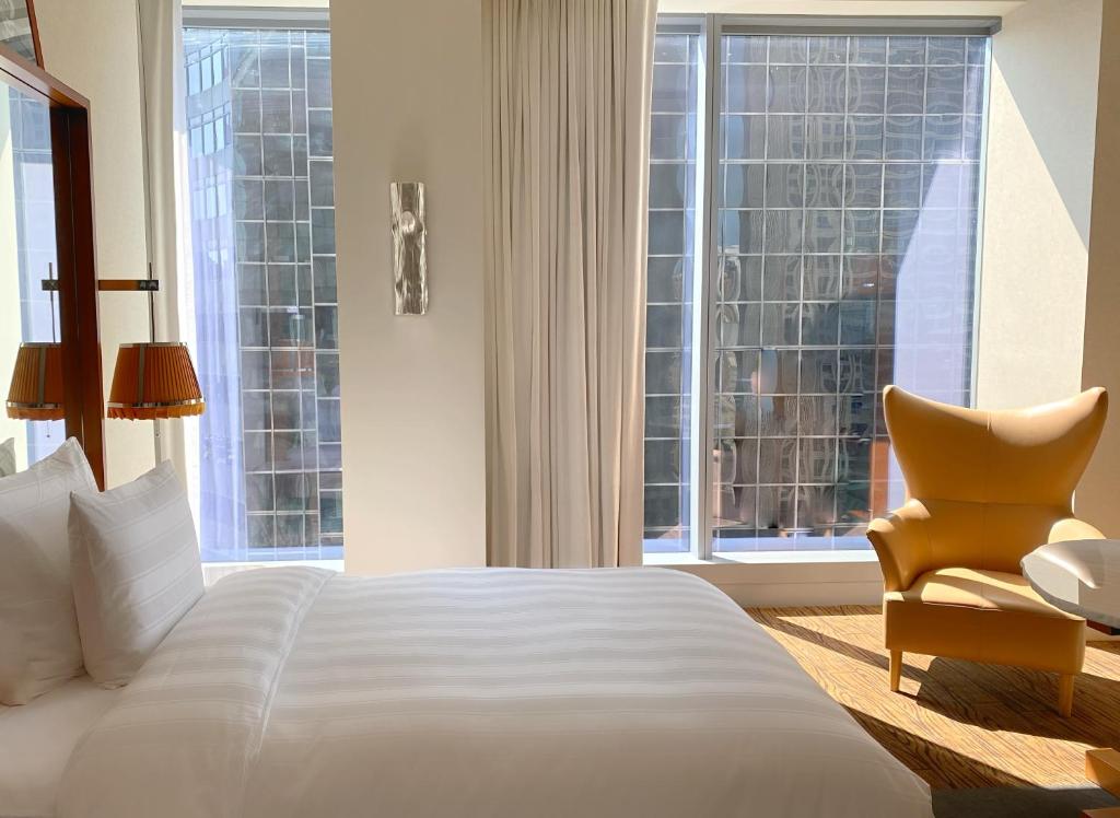 Postel nebo postele na pokoji v ubytování Lotte Hotel Seattle