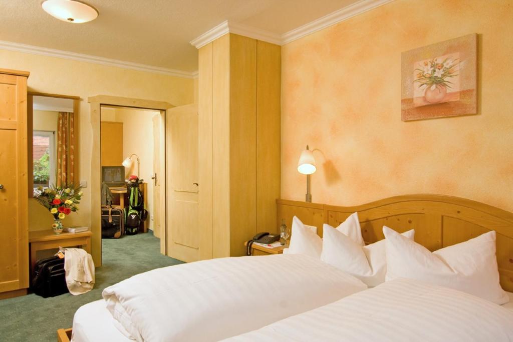 Postel nebo postele na pokoji v ubytování Gasthof Hotel Reif