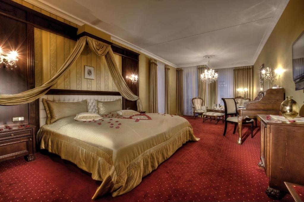 Postel nebo postele na pokoji v ubytování Hotel zum ERDINGER Weißbräu