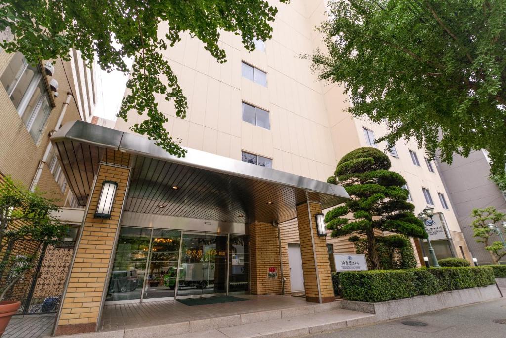 - une vue sur l'avant d'un bâtiment dans l'établissement Reisenkaku Hotel Ekimae, à Fukuoka