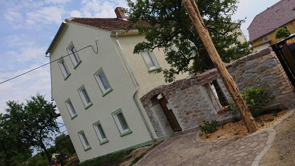 a white house with graffiti on the side of it at Urlaub auf dem Bauernhof,Landurlaub,Ferienwohnung in Gränze
