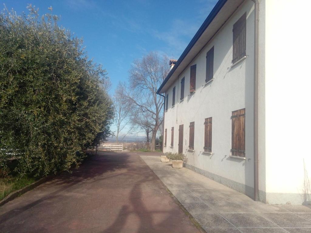 eine leere Straße neben einem weißen Gebäude in der Unterkunft Casa via degli Ulivi 13 in Lozzo Atestino