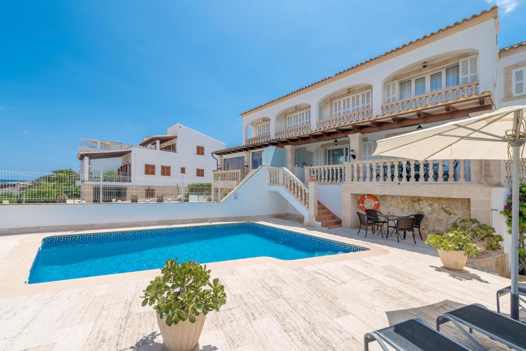Bazén v ubytovaní Villa Cala Marsal alebo v jeho blízkosti