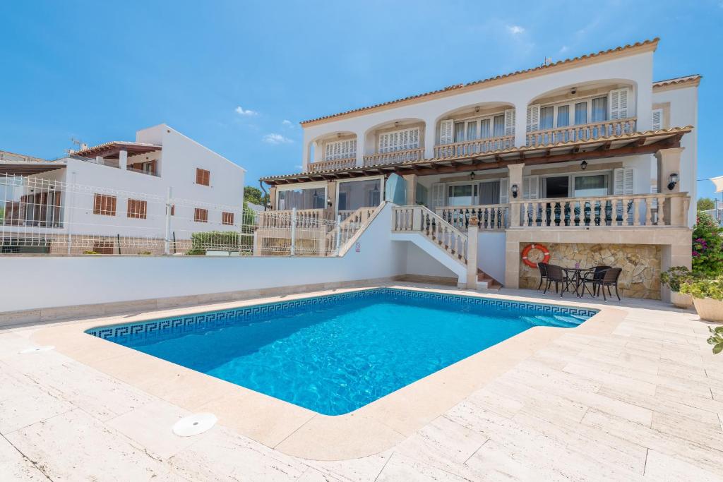 Bazén v ubytovaní Villa Cala Marsal alebo v jeho blízkosti