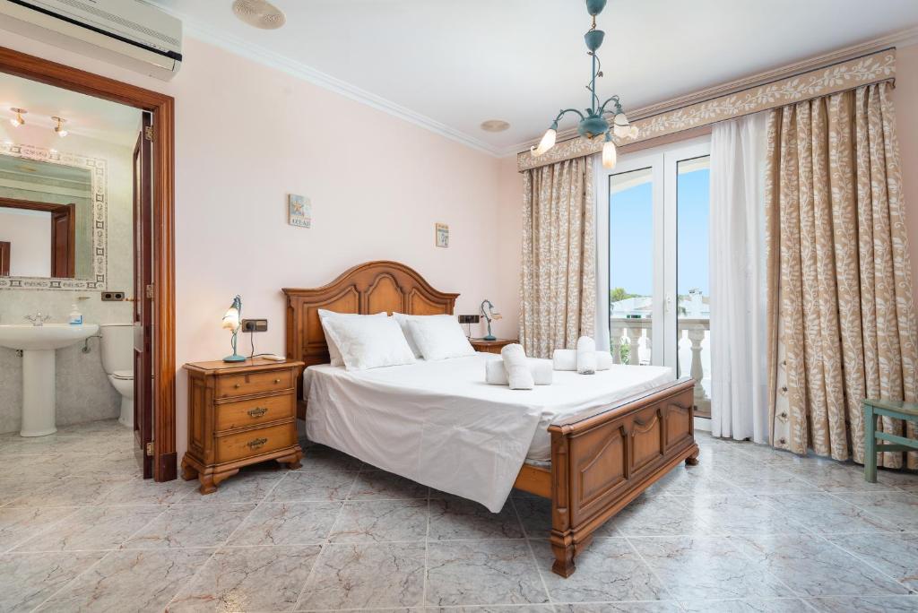 Posteľ alebo postele v izbe v ubytovaní Villa Cala Marsal