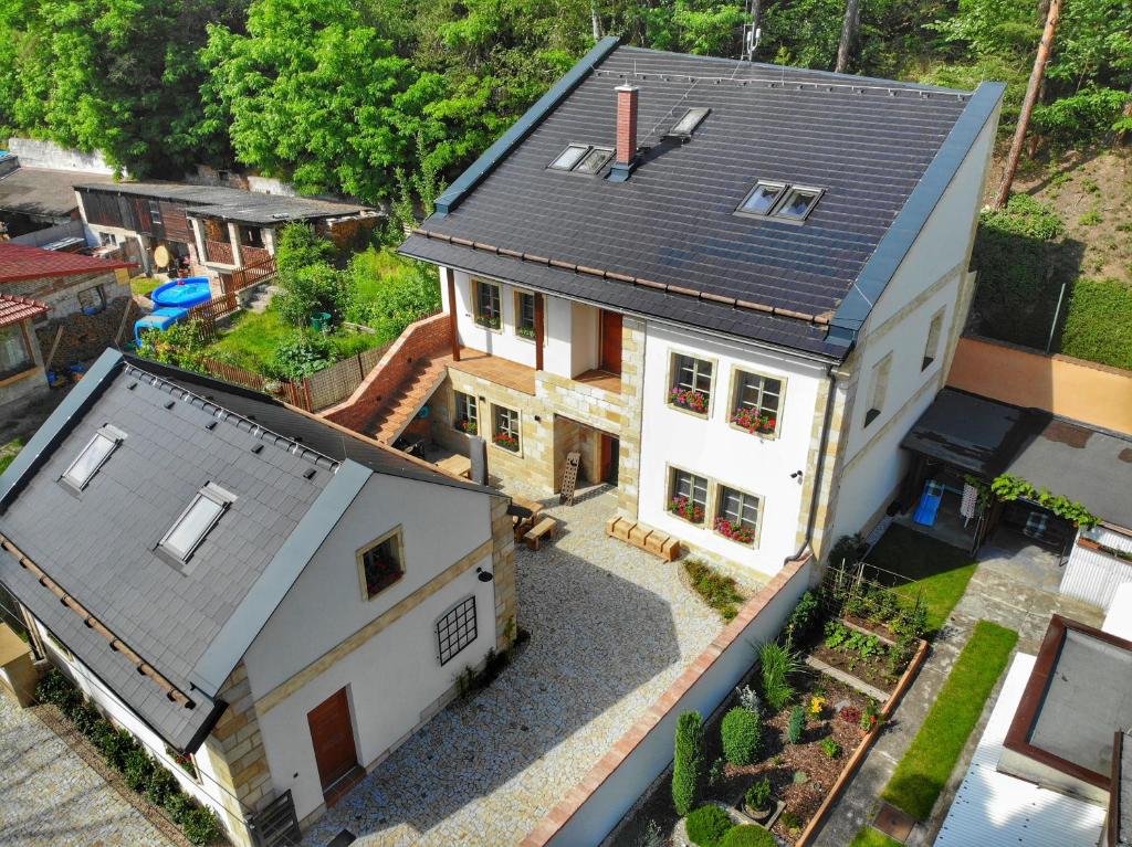 una vista aérea de una casa blanca con techo en Penzion Stodola en Bělá pod Bezdězem