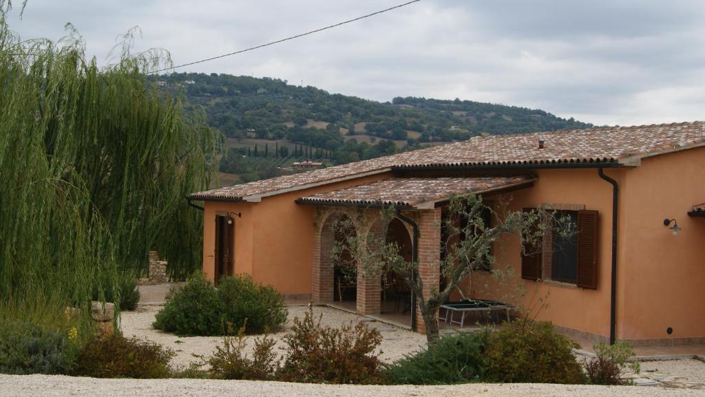a small house with a mountain in the background at Case Vacanza La Dolce Vita in Saturnia