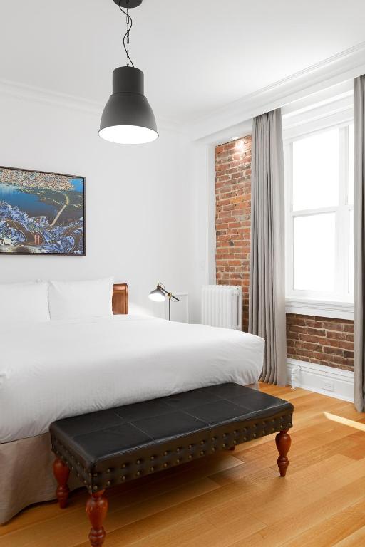 Postel nebo postele na pokoji v ubytování Victorian Hotel