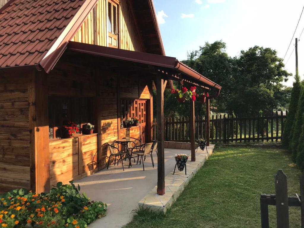 Vrt ispred objekta Apartman Helena