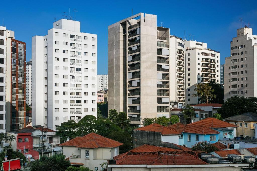 un grupo de edificios altos en una ciudad con techos en Huma Klabin, en São Paulo