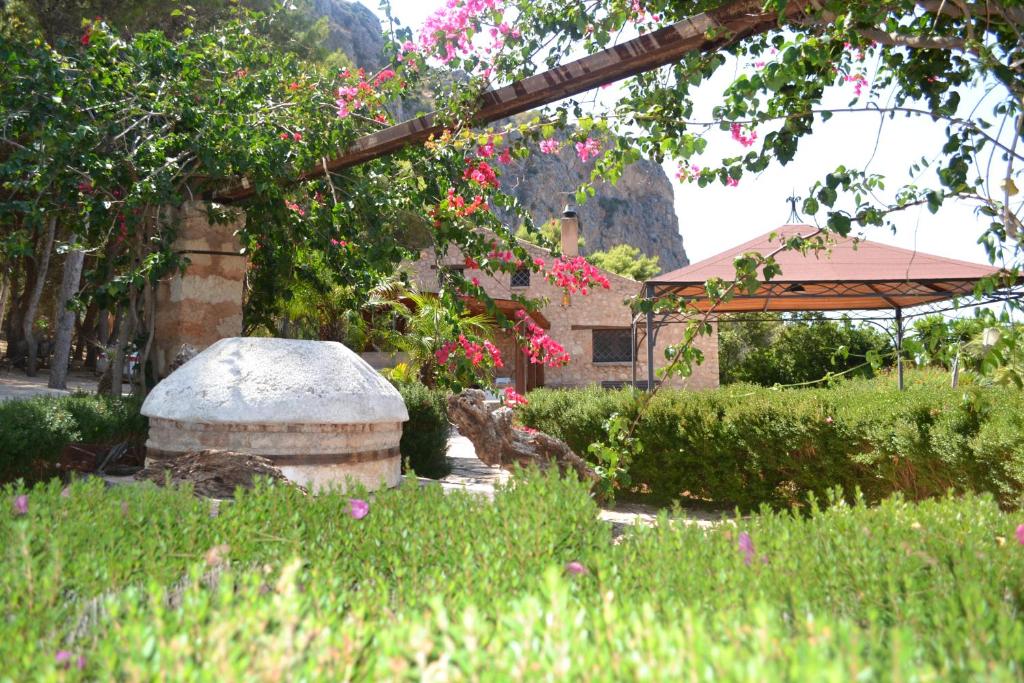 Vonkajšia záhrada v ubytovaní Villa Paradiso Riserva Naturale Monte Cofano