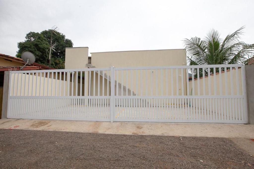 una puerta blanca frente a una casa en Recanto do Camargo, en Ubatuba