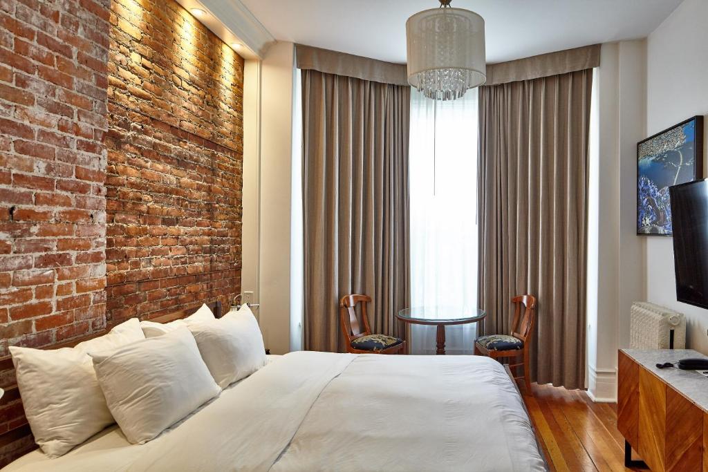 Postel nebo postele na pokoji v ubytování Victorian Hotel