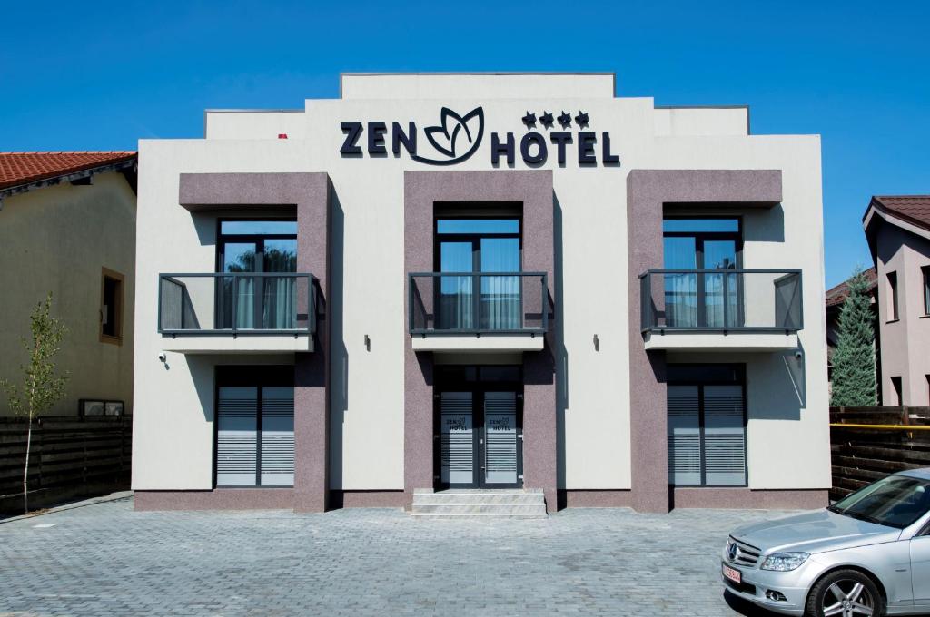 ein Nullmatt-Hotel mit einem davor geparkt in der Unterkunft ZEN Hotel Focșani in Focşani