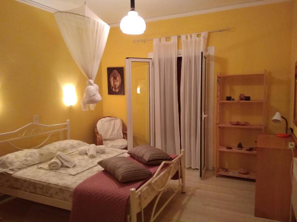 A bed or beds in a room at Spiti Mitsis