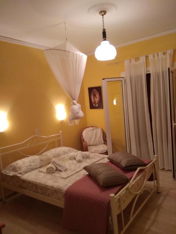 A bed or beds in a room at Spiti Mitsis